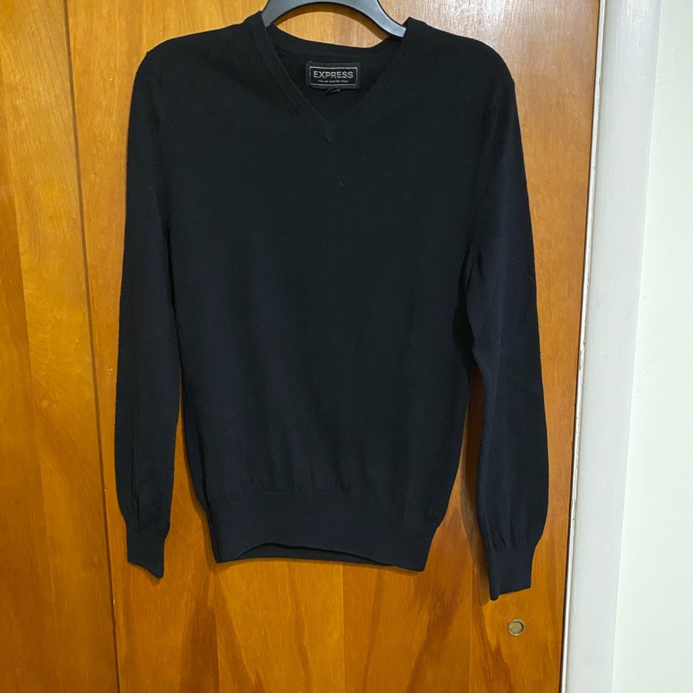 Express Women’s Classic Black V-Neck Preppy and Cozy Sweater Top, Sz Sm Petite